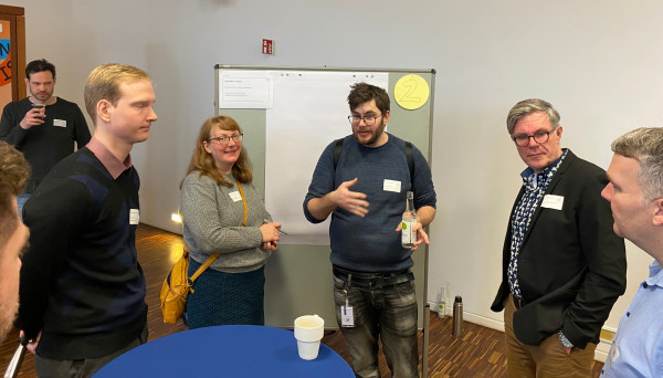 Gruppendiskussion in einem Workshop vor Pinwand